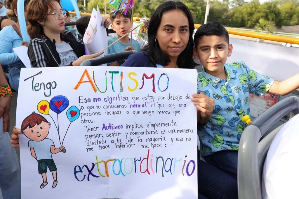 Encabeza Luis Munguía histórica Caravana del Silencio por la neurodivergencia 5 Caravana del Silencio por la neurodivergencia 06