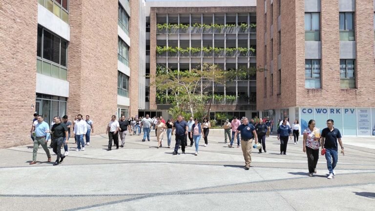Evacuan 350 edificios durante macrosimulacro en Puerto Vallarta