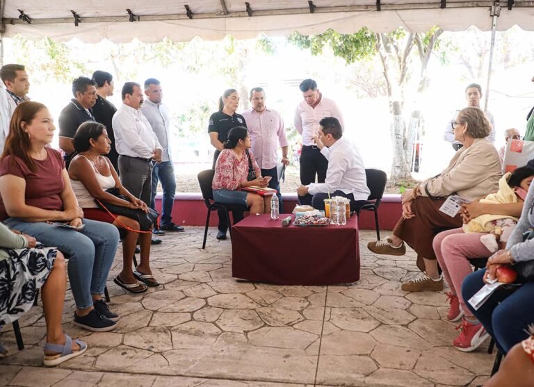 Ni en vacaciones se detiene: Héctor Santana escucha de frente a la ciudadanía en Jarretaderas