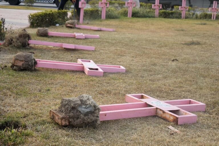 Reubican memorial a víctimas de feminicidio en Puerto Vallarta como acto de respeto y memoria