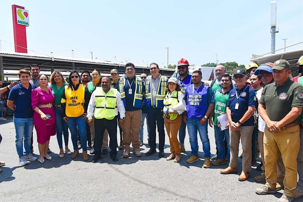 Bahía de Banderas refuerza su cultura de prevención en el Simulacro Nacional 2025 7 El presidente municipal de Bahía de Banderas, Héctor Santana y personal de las diferentes dependencias participaron en el Simulacro Nacional 2025-
