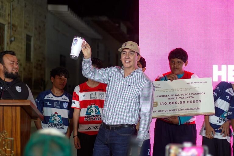 Héctor Santana presenta avances y entrega apoyos en la rendición de cuentas semanal