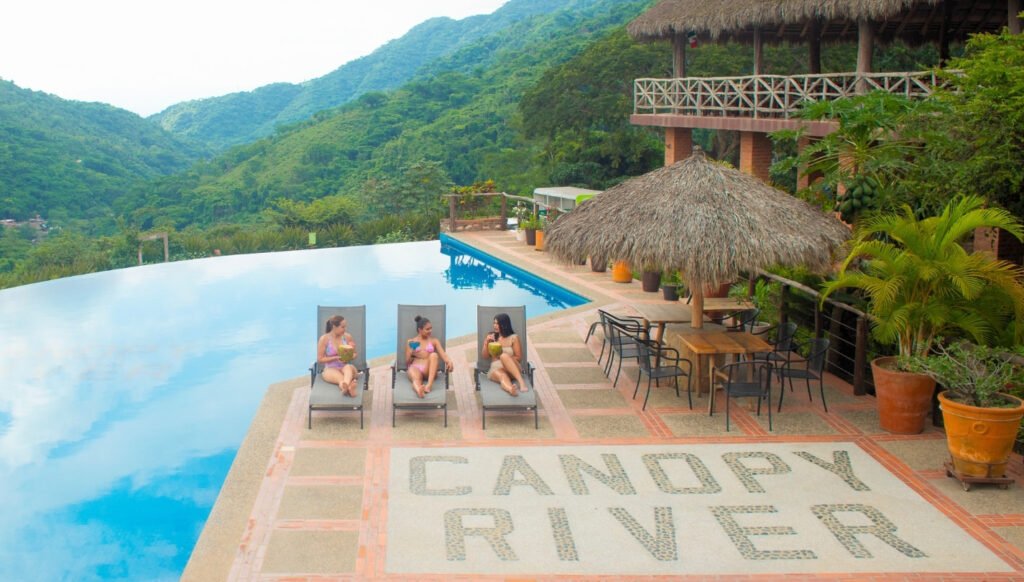 Tres mujeres en la alberca en Canopy River de Puerto Vallarta.