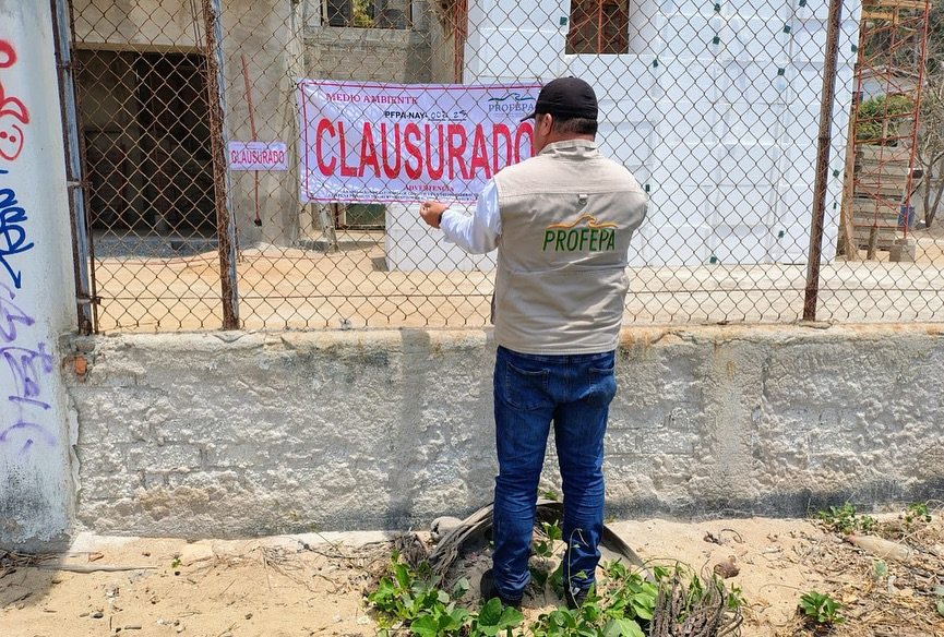 Clausura PROFEPA polémica obra en playa de San Pancho 1 Oficial de la Profepa coloca un letrero que dice clausurado.