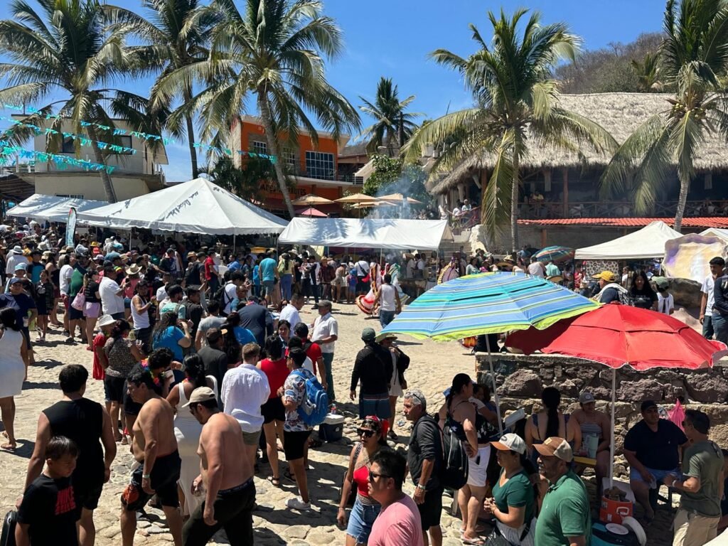 Festival del Ostión Tehuamixtle 2025: una fiesta de sabores en la Costalegre jalisciense 1 Gente en el Festival del Ostión de Tehuamixtle.
