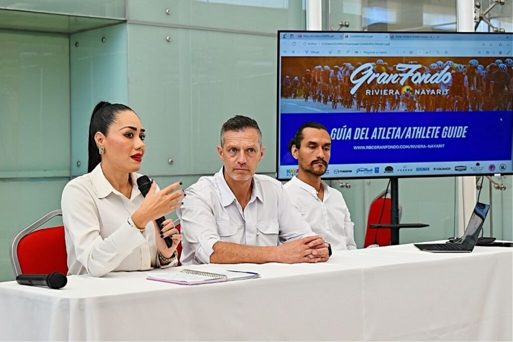 Gran Fondo Riviera Nayarit: descartan cierre de la Carretera Federal 200 1 Tres personas en conferencia de prensa para anunciar el Gran Fondo Riviera Nayarit.