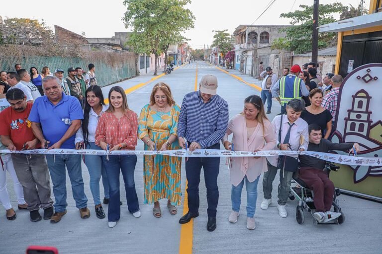 Héctor Santana entrega obra de pavimentación en la calle Morelos de Jarretaderas