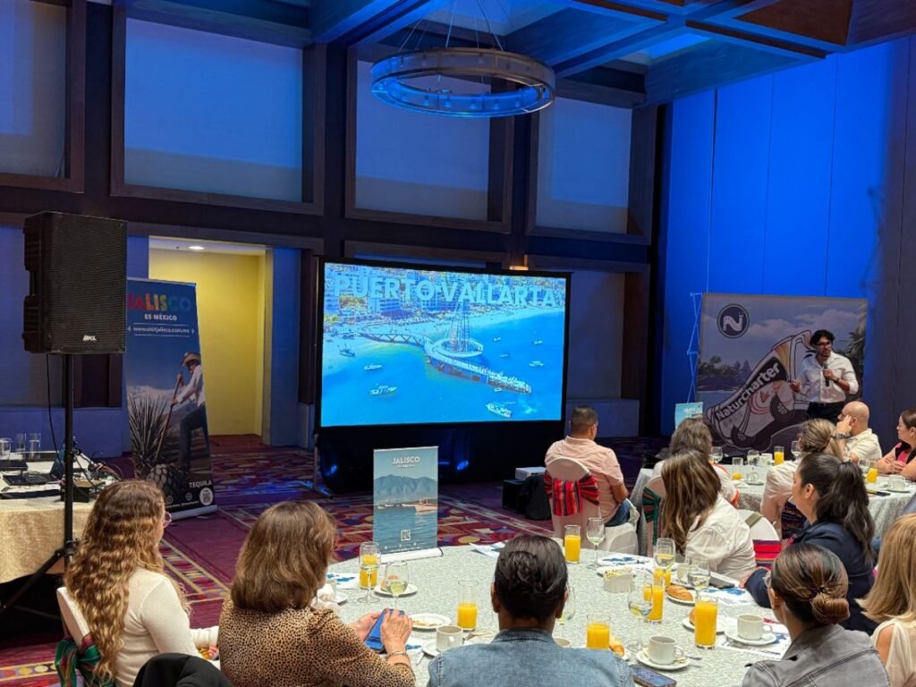 Puerto Vallarta se promociona de cara al verano 2025 3 Varias personas ven un video en el que aparecen imágenes de Puerto Vallarta.