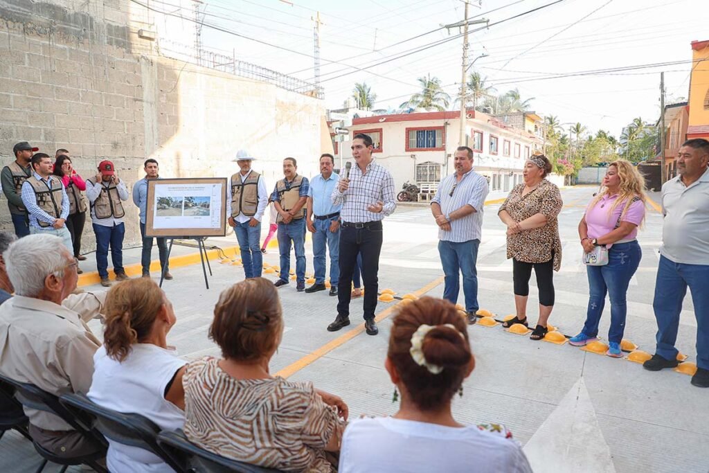 Héctor Santana entrega obra de pavimentación en La Cruz 4 Hector Santana entrega obra de pavimentacion en La Cruz 05