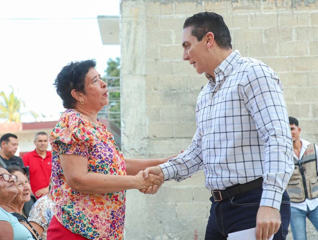 Héctor Santana entrega obra de pavimentación en La Cruz 9 Hector Santana entrega obra de pavimentacion en La Cruz 06
