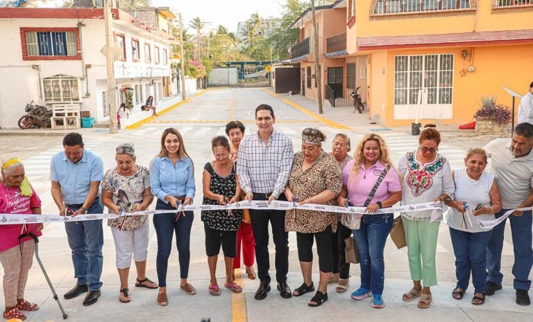 Héctor Santana entrega obra de pavimentación en La Cruz