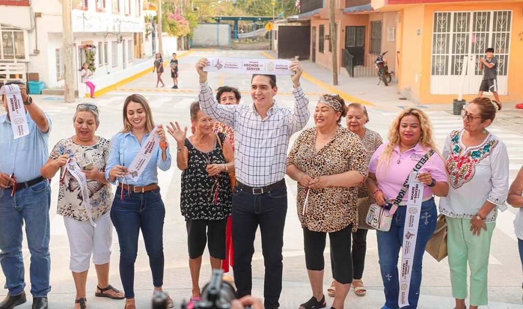Héctor Santana entrega obra de pavimentación en La Cruz 1 Hector Santana entrega obra de pavimentacion en La Cruz 10