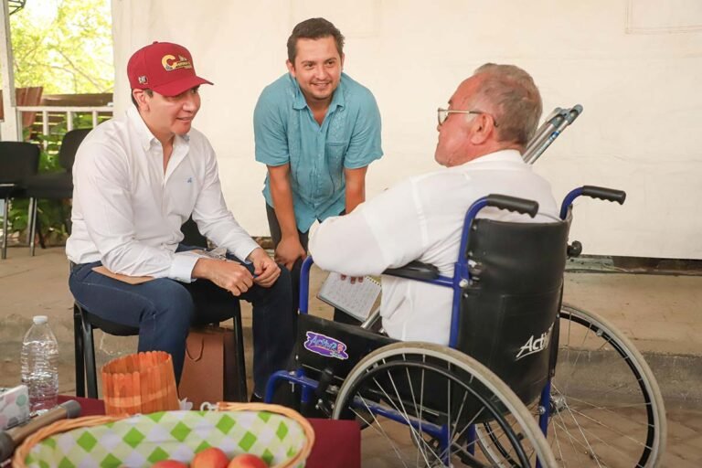 Héctor Santana realiza Audiencia Ciudadana en La Cruz de Huanacaxtle