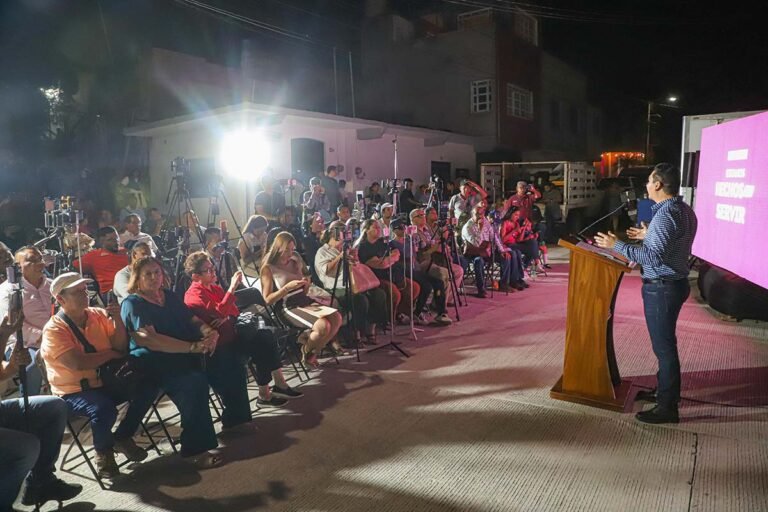 Héctor Santana rinde cuentas desde Bucerías y anuncia nuevos apoyos sociales