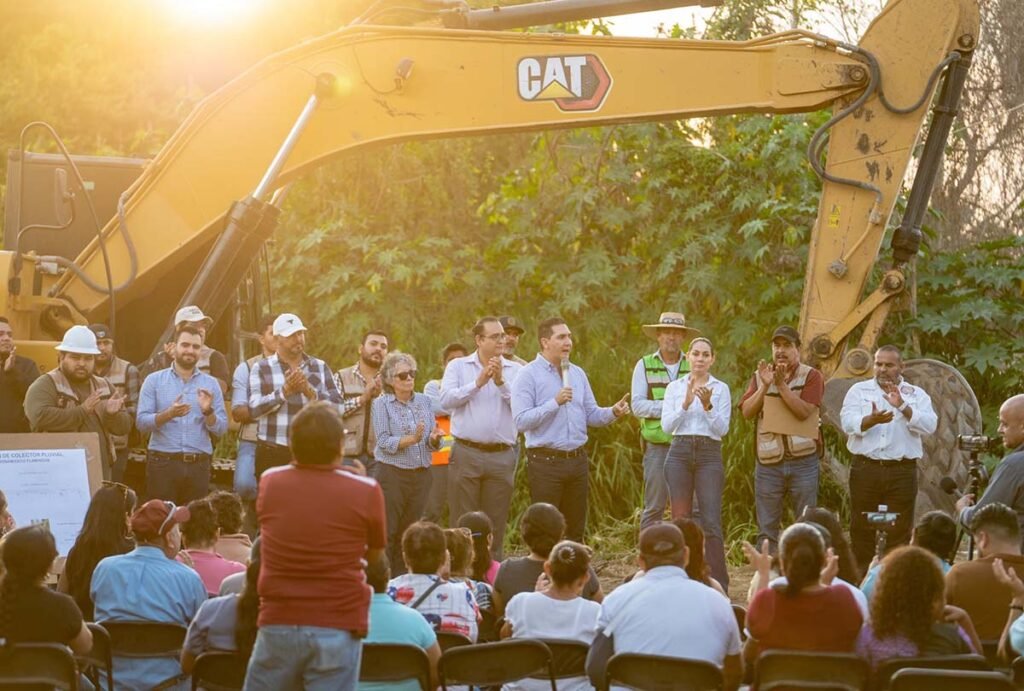 'Le vamos a poner fin a este problema' 6 Con una inversión público-privada de 3 millones de pesos, el Gobierno de Bahía de Banderas inició la construcción del colector pluvial en Flamingos, obra clave para resolver las inundaciones en la carretera 200, a la altura del crucero de Bucerías.