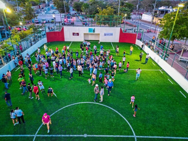 Héctor Santana entrega cancha rehabilitada en San Vicente del Mar