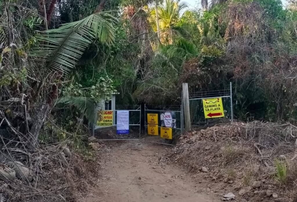 Camino a la playa Malpaso, cerrado.