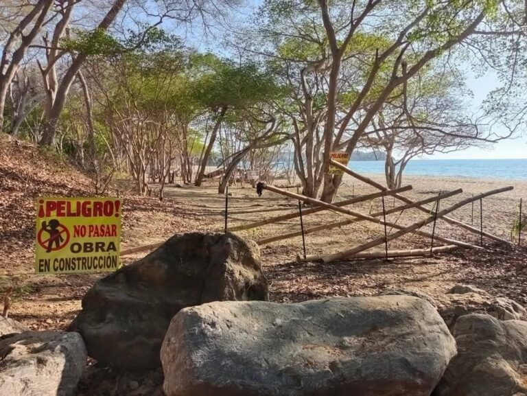 Cierran camino ancestral y bloquean playa Malpaso en Bahía de Banderas