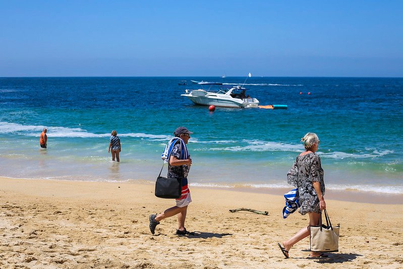 Recibe Jalisco a más de 3.3 millones de visitantes en Semana Santa y Pascua 1 Turistas pasean por una playa de Jalisco.