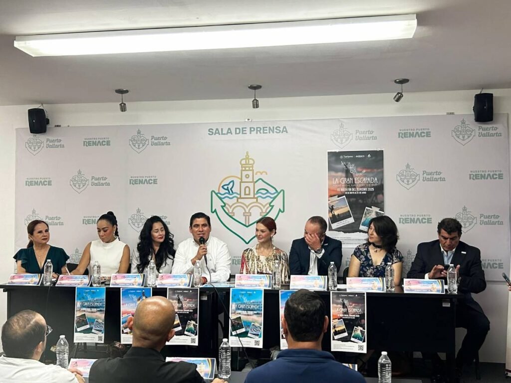 Varias personas sentados en una conferencia de prensa para presentar la estrategia La Gran Escapada.