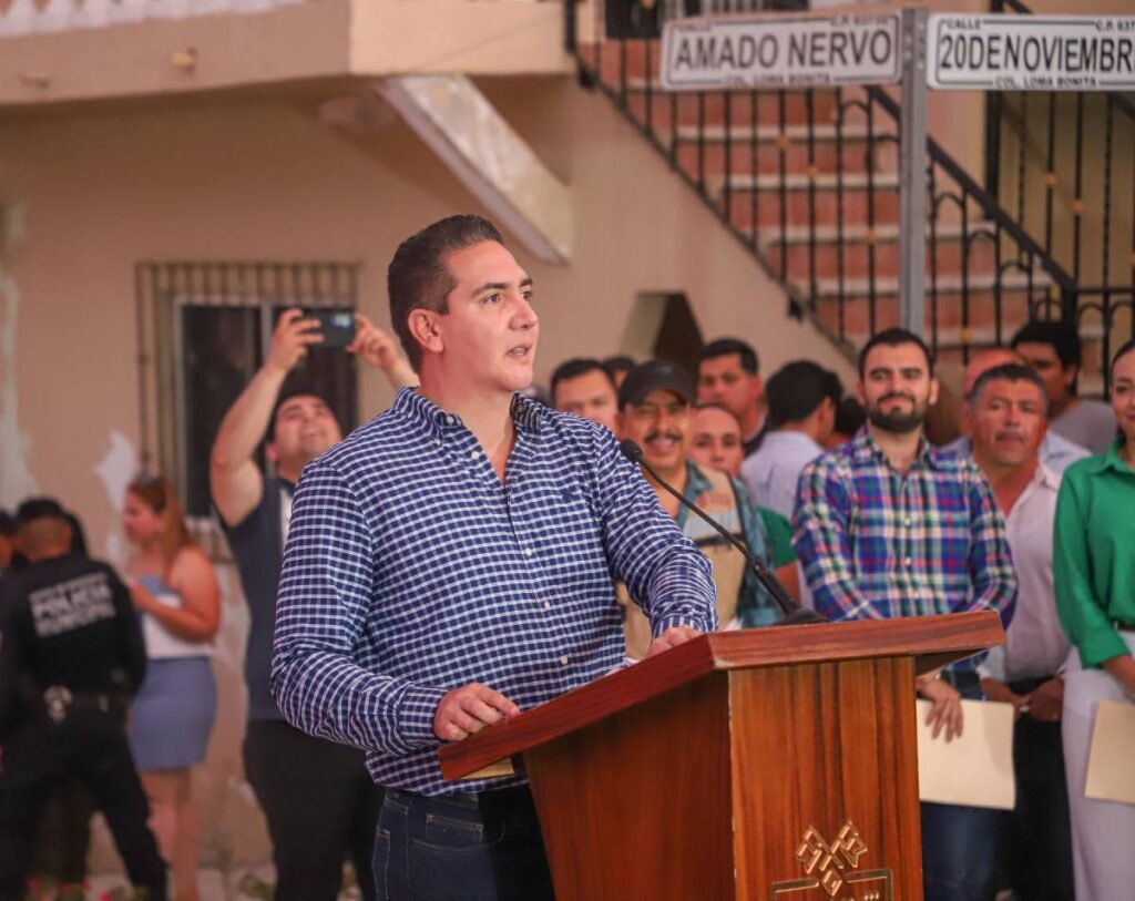Obras, apoyo al pueblo y cero tolerancia a abusos: Héctor Santana 1 Un hombre, Héctor Santana, habla ante un micrófono.