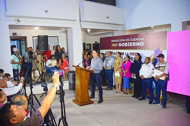 Héctor Santana rinde cuentas y entrega apoyos directos a la ciudadanía