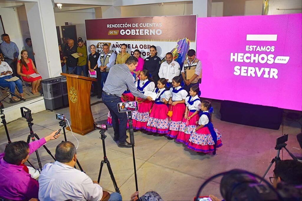Héctor Santana rinde cuentas y entrega apoyos directos a la ciudadanía 2 rendicion de cuentas 130520250010