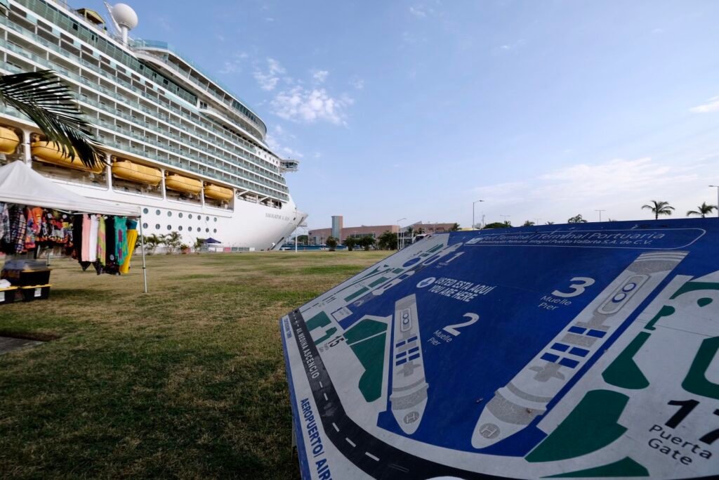 Baja en arribos de cruceros este mes de julio en Puerto Vallarta 1 Cruceros turísticos en el puerto marítimo de Puerto Vallarta.