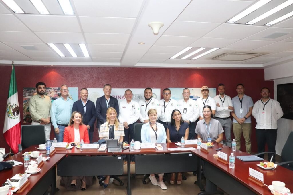 Global Ports Holding explora inversiones en el puerto marítimo de Vallarta 3 Un grupo de personas, ejecutivos de Global Ports Holding y de ASIPONA Vallarta.