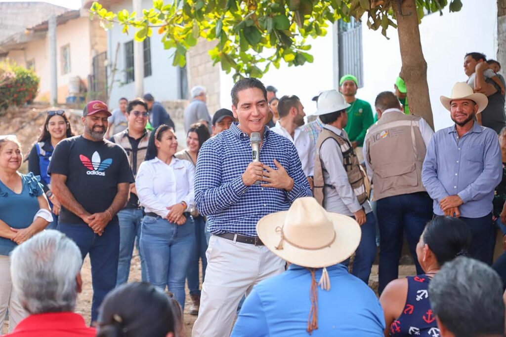 Con más de 7 millones de pesos, el Gobierno de Bahía de Banderas arranca la pavimentación de la calle Guerrero en El Colomo. Se anunciaron más obras y programas de vivienda.