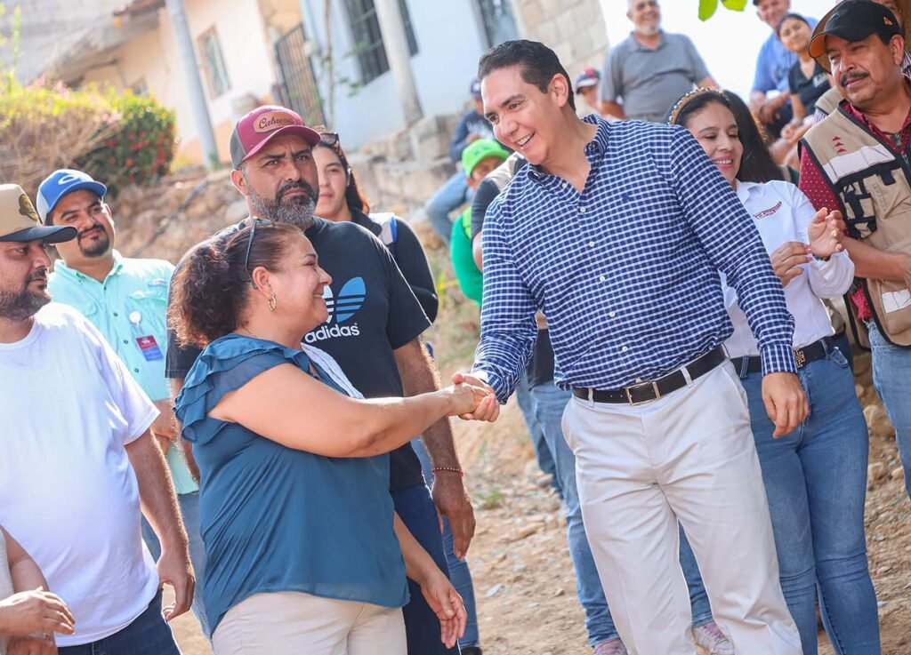 Con más de 7 millones de pesos, el Gobierno de Bahía de Banderas arranca la pavimentación de la calle Guerrero en El Colomo. Se anunciaron más obras y programas de vivienda.