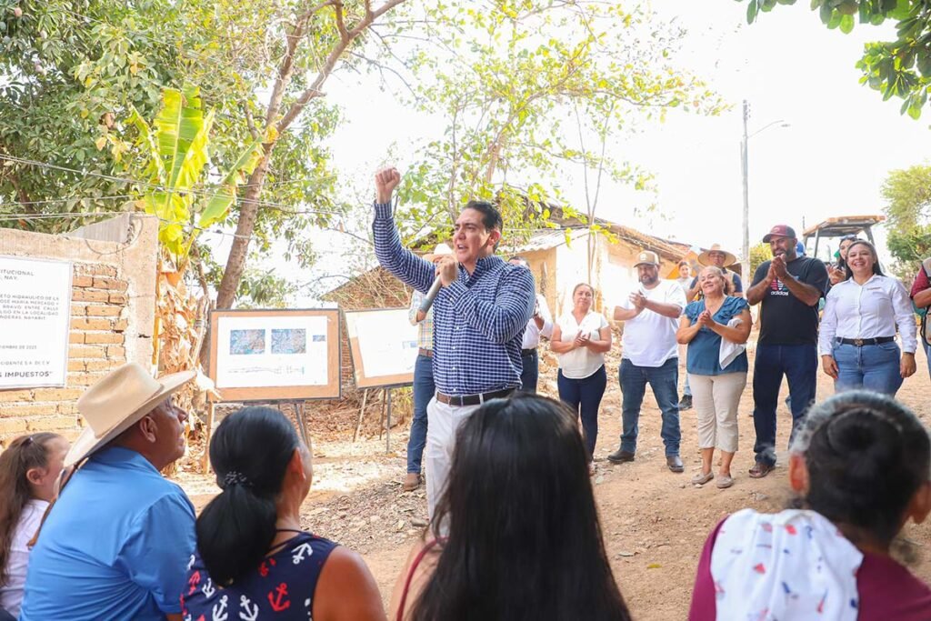 Con más de 7 millones de pesos, el Gobierno de Bahía de Banderas arranca la pavimentación de la calle Guerrero en El Colomo. Se anunciaron más obras y programas de vivienda.