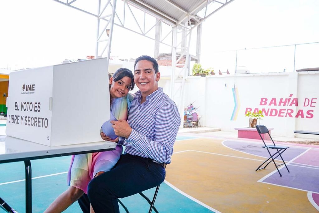 Hector Santana ejerce su voto con responsabilidad civica 03
