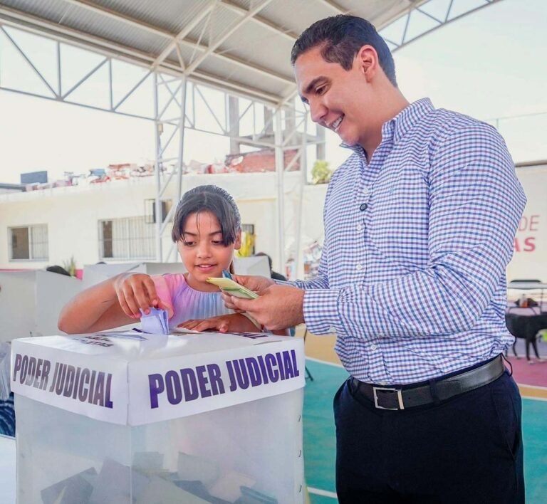 Presidente Héctor Santana ejerce su voto con responsabilidad cívica