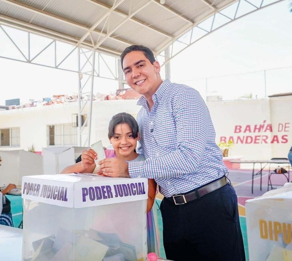 Hector Santana ejerce su voto con responsabilidad civica 05