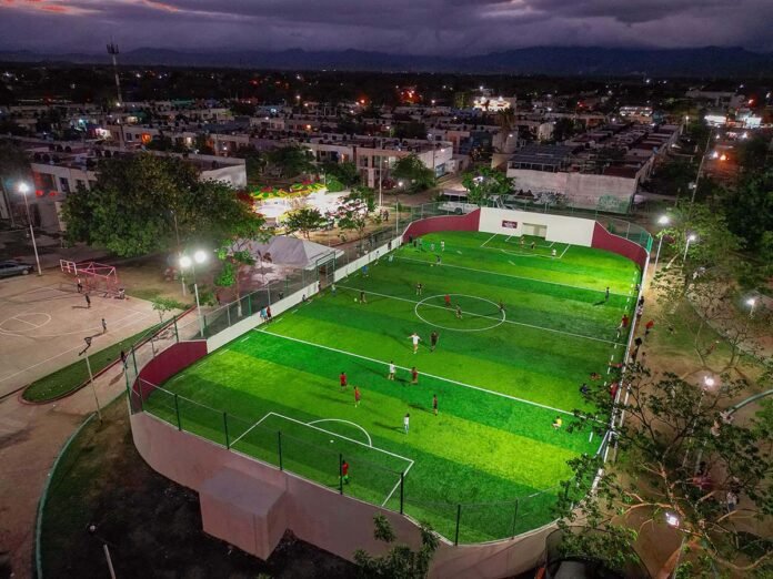 Héctor Santana inaugura cancha de futbol rápido en Jardines del Sol.
