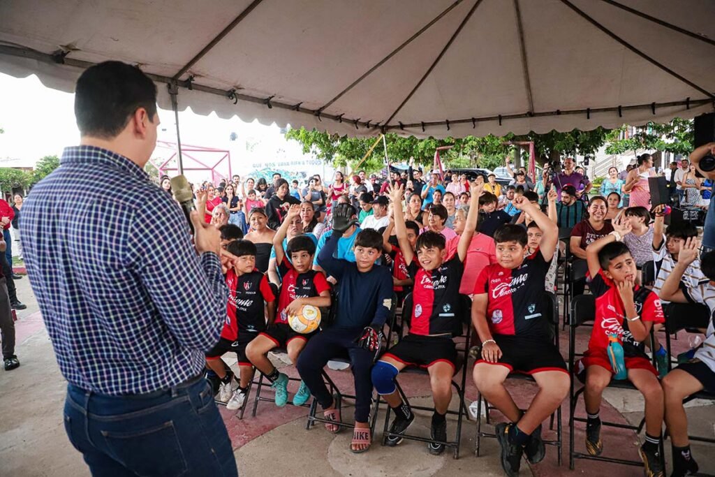 Héctor Santana inaugura cancha de futbol rápido en Jardines del Sol 2 Héctor Santana inaugura cancha de futbol rápido en Jardines del Sol.