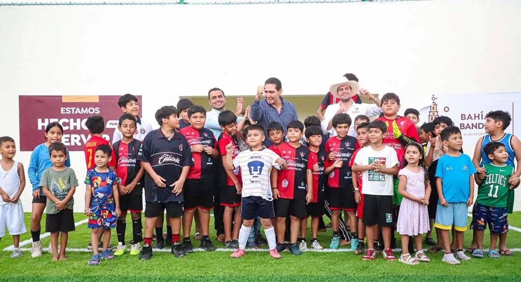 Héctor Santana inaugura cancha de futbol rápido en Jardines del Sol 1 Héctor Santana inaugura cancha de futbol rápido en Jardines del Sol.