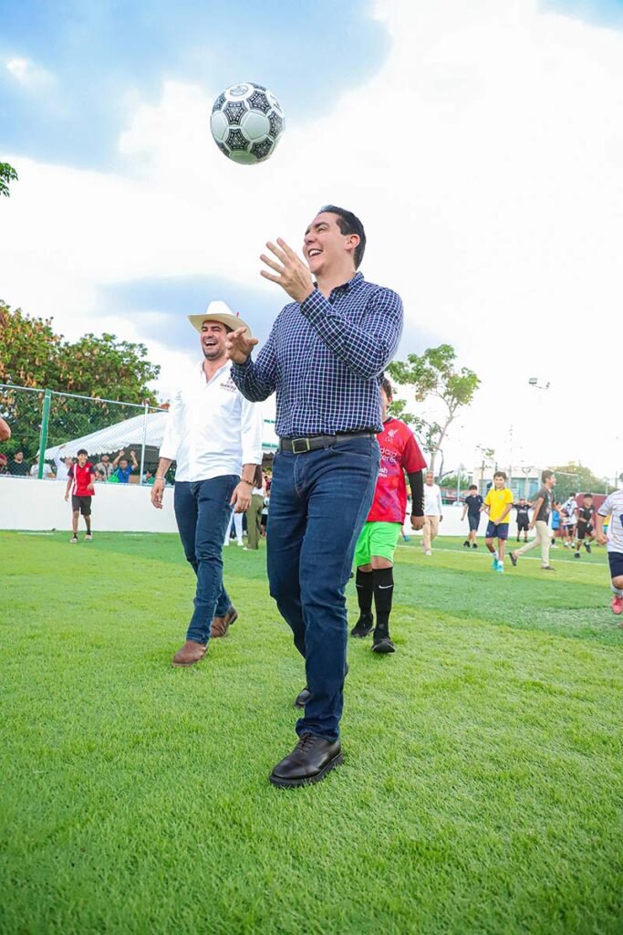 Héctor Santana inaugura cancha de futbol rápido en Jardines del Sol 4 Héctor Santana inaugura cancha de futbol rápido en Jardines del Sol.