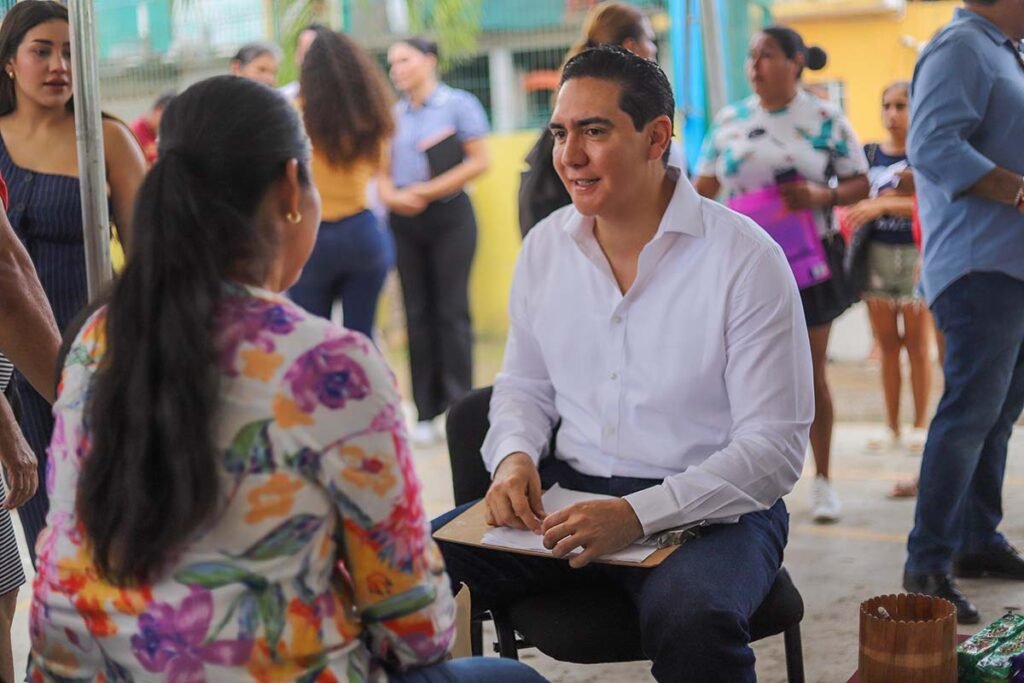 Héctor Santana fortalece gobierno cercano con audiencia en Corral del Risco.