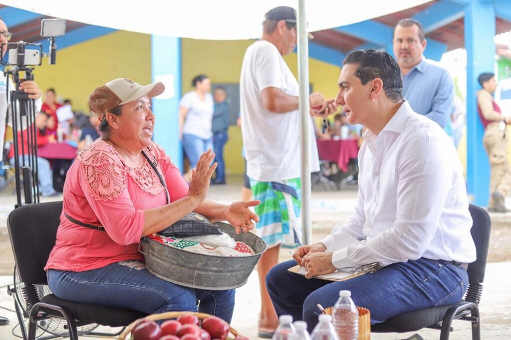 Héctor Santana fortalece gobierno cercano con audiencia en Corral del Risco.