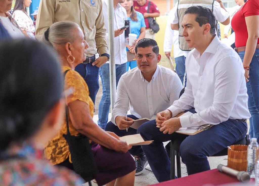 Héctor Santana fortalece gobierno cercano con audiencia en Corral del Risco.