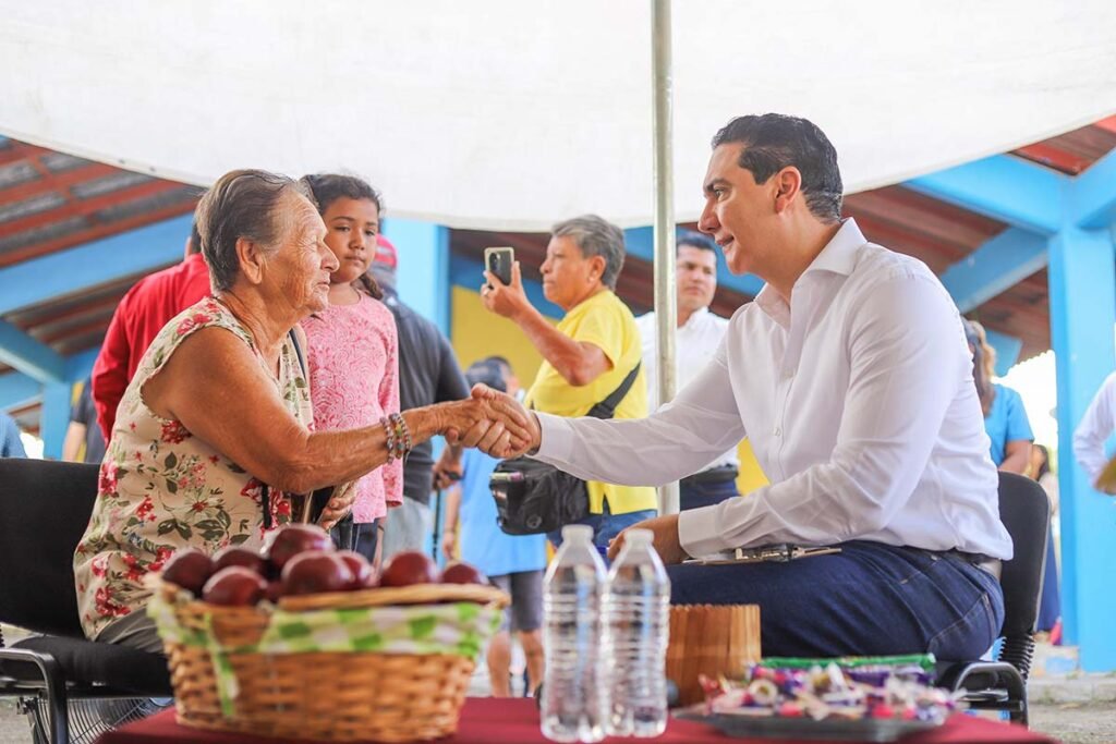 Héctor Santana fortalece gobierno cercano con audiencia en Corral del Risco.