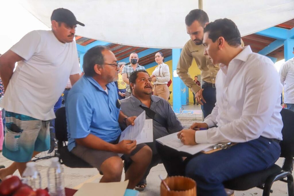 Héctor Santana fortalece gobierno cercano con audiencia en Corral del Risco.