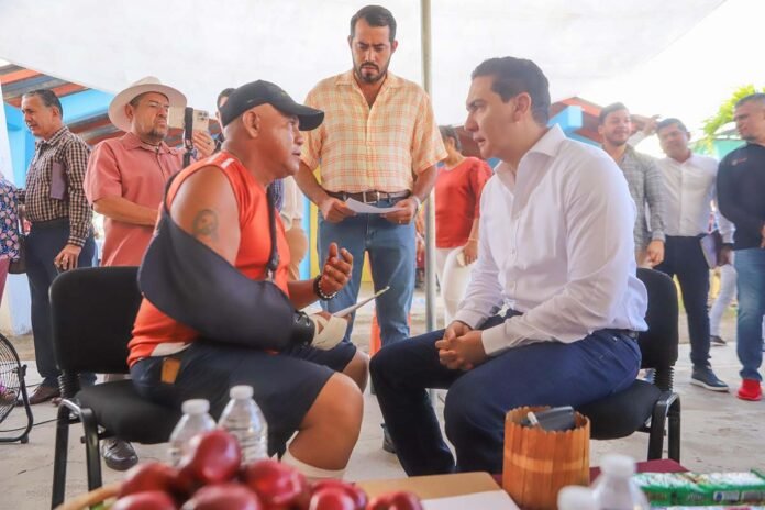 Héctor Santana fortalece gobierno cercano con audiencia en Corral del Risco.