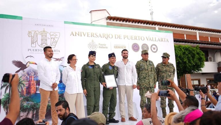 Espectáculo aéreo histórico en Malecón celebra aniversario de Vallarta