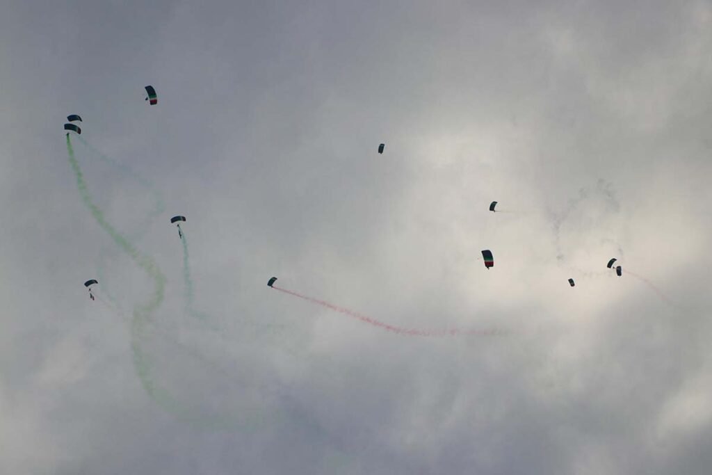 Inolvidable espectaculo de paracaidistas y acrobacias aereas en Puerto Vallarta 05