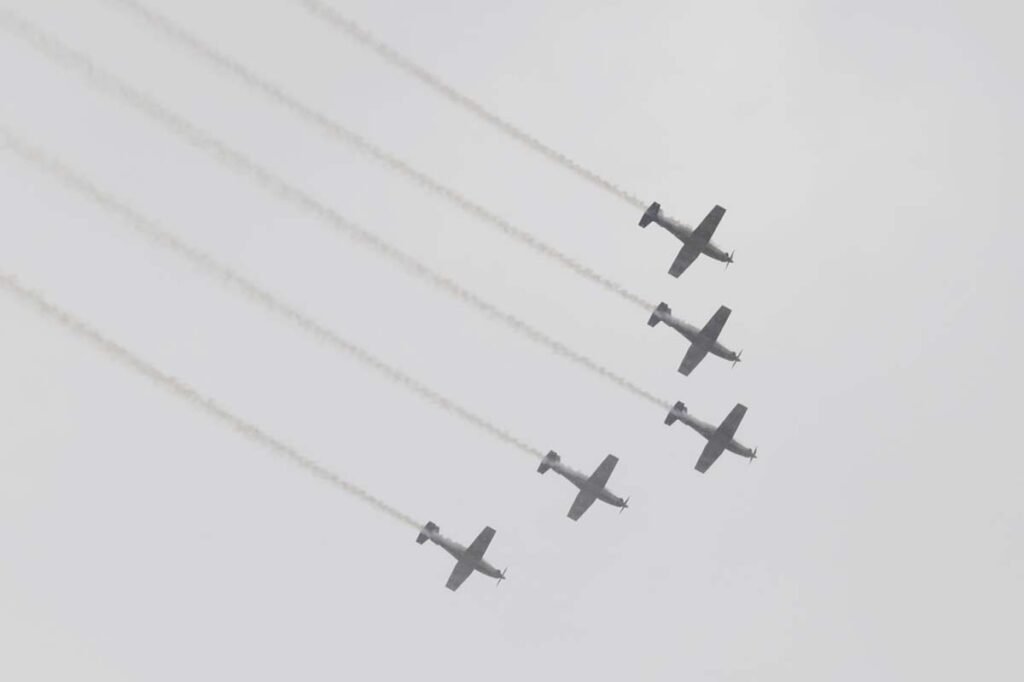 Inolvidable espectaculo de paracaidistas y acrobacias aereas en Puerto Vallarta 08