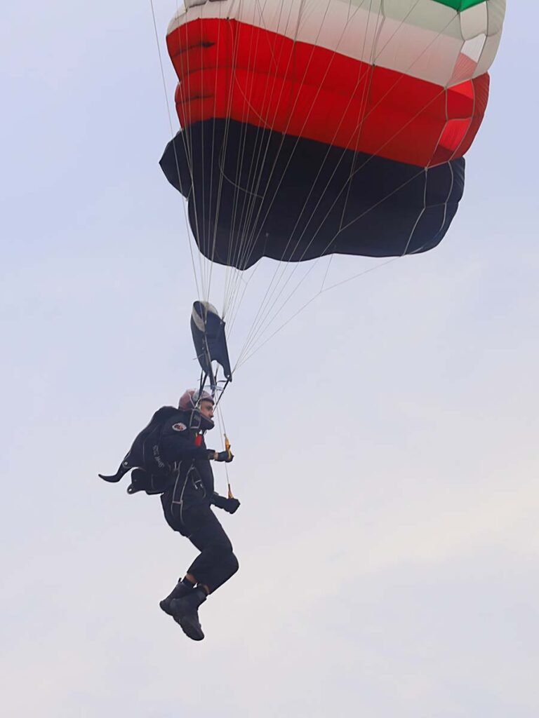 Inolvidable espectaculo de paracaidistas y acrobacias aereas en Puerto Vallarta 09