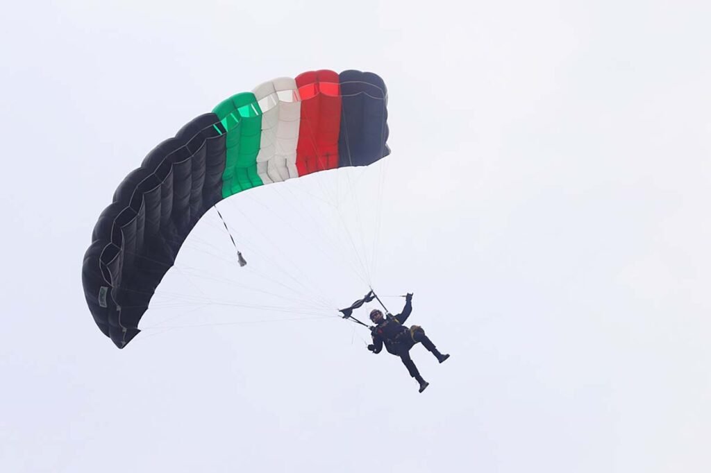 Inolvidable espectaculo de paracaidistas y acrobacias aereas en Puerto Vallarta 10